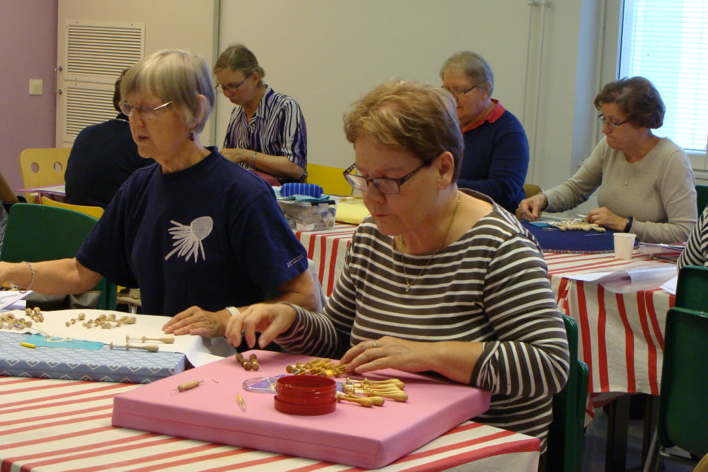 Kurssilaisia työn touhussa.